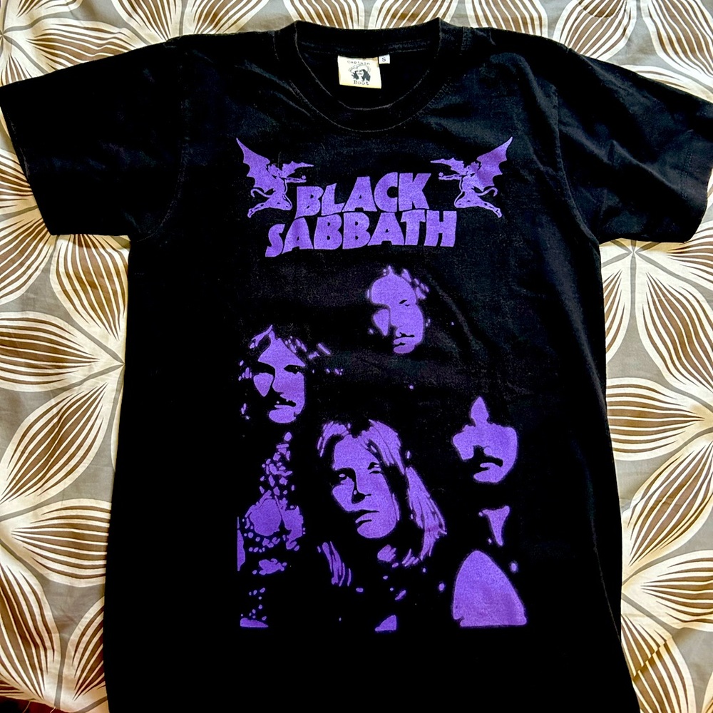 Vintage Black Sabbath T. Front & Back printing. Size small 100% Cotton.